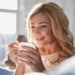 Kobieta z kubkiem zielonej herbaty z Cejlonu