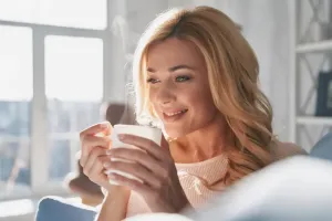 Kobieta z kubkiem zielonej herbaty z Cejlonu