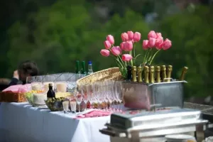 Catering na imprezy – na czym polega obsługa? Sprawdzamy!