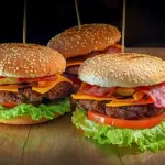 Deski do serwowania burgerów – stylowe podawanie potraw