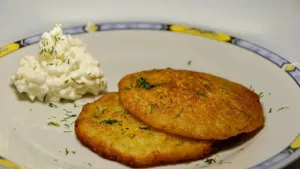 Czy jajo w placku ziemniaczanym poprawia jego smak?